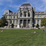 Suite à un vote du Grand Conseil, des tuiles solaires pourront être posées sur des bâtiments de l'Etat qui vont être rénovés, à l'instar du Tribunal d'arrondissement de Lausanne (archives).